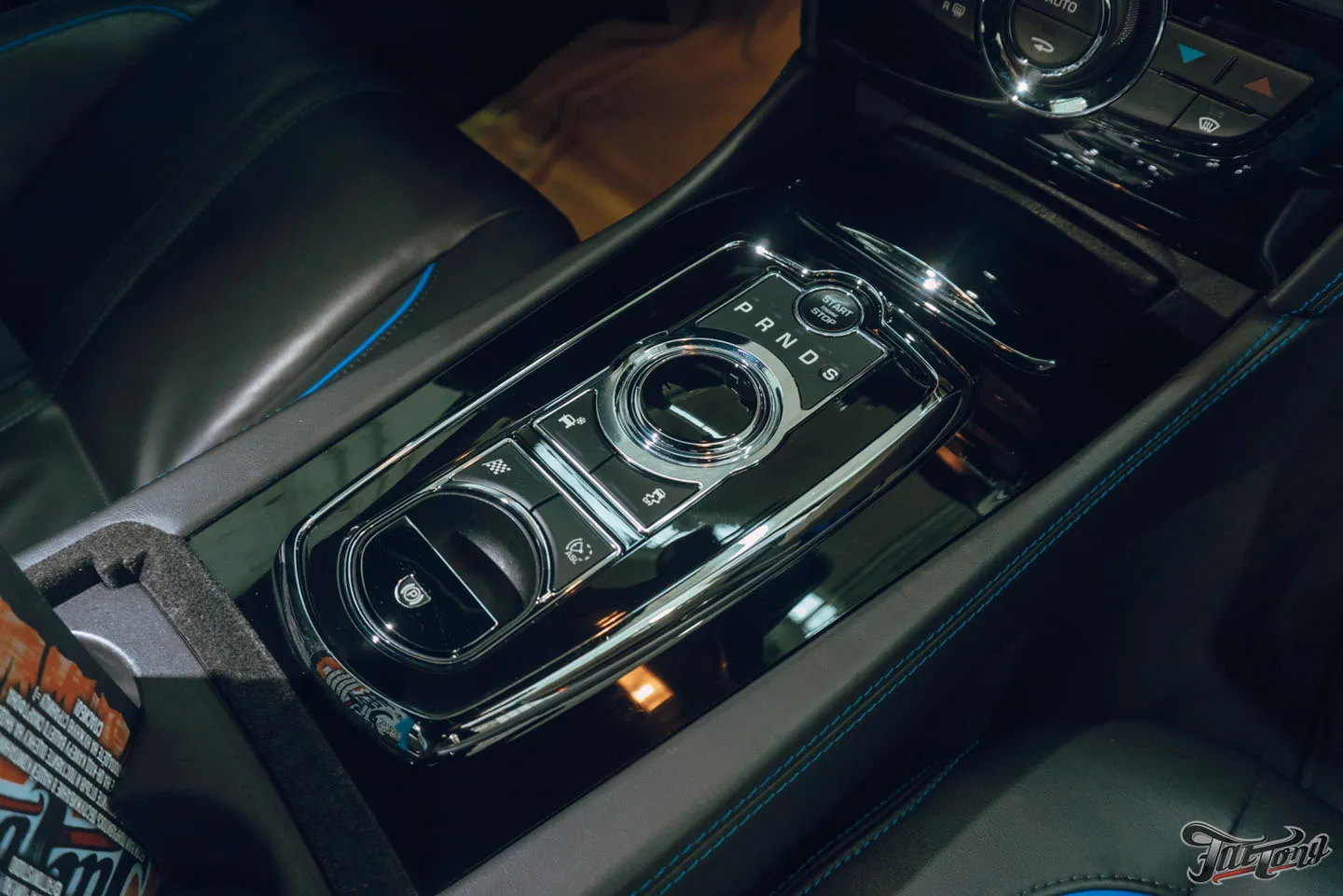 Оклеили заднюю часть Jaguar XKR-S полиуретаном, покрыли пленку керамикой, отполировали глянец в салоне